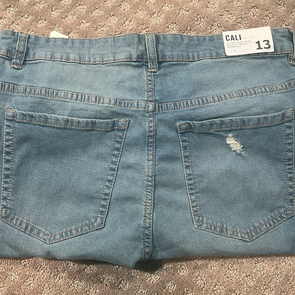 CALI ULTRA HIGH RISE DISTRESSED BERMUDA SHORTS LIGHT - Picture 2 of 4